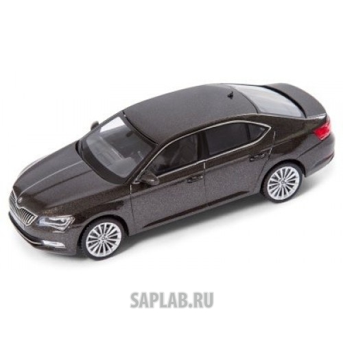 Купить запчасть SKODA - 3V0099300F8V Модель автомобиля Skoda Superb III, 1:43 scale, Magnetic Brown, артикул 3V0099300F8V